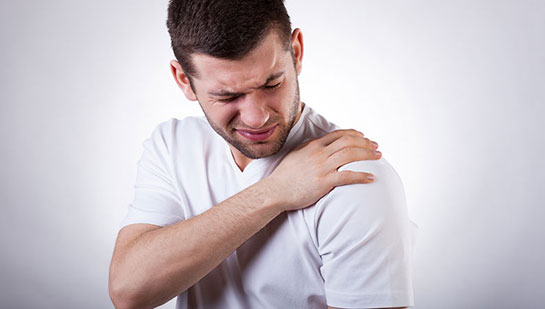 Man suffering from frozen shoulder before visiting Lake Worth chiropractor